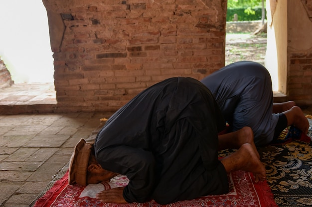 Muslimischer Mann betet in einer alten Moschee in Thailand.