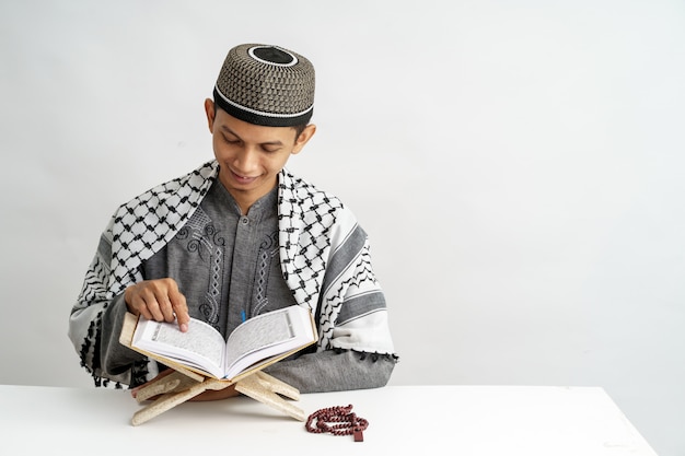 Muslimischer Mann, der Koran liest