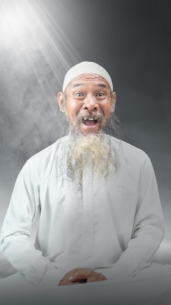 Muslimischer Mann mit Bart und weißer Mütze