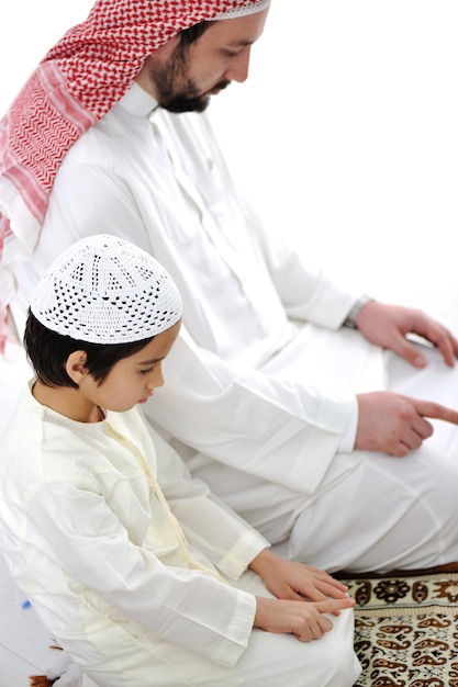 Muslimischer Vater und Sohn beten zusammen