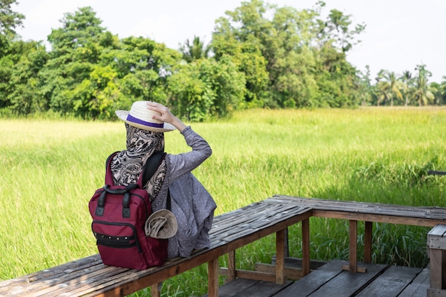 Foto muslimischer weiblicher reisender genießen blick auf schönes naturfeldhäuschen