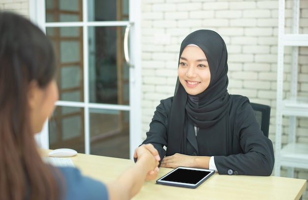 Muslimisches Erfolgstreffen mit zwei Geschäftsfrauen