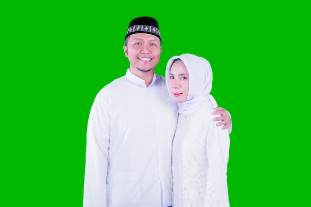 Muslimisches junges Paar lächelt im Studio in die Kamera