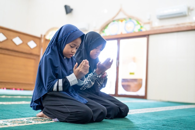 Muslimisches Kind, das zu Gott betet