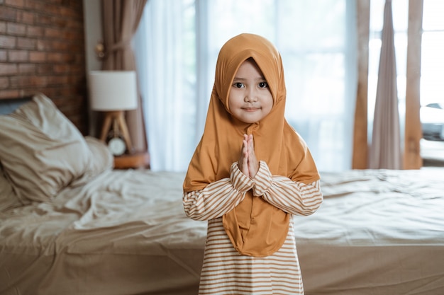 Muslimisches Mädchen, das Ramadan begrüßt