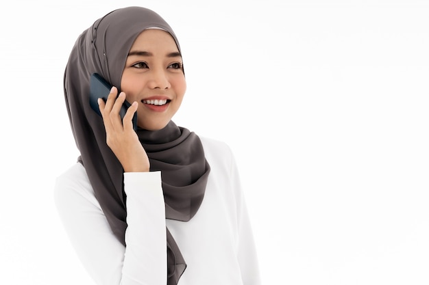 Muslimisches Mädchen mit Handy