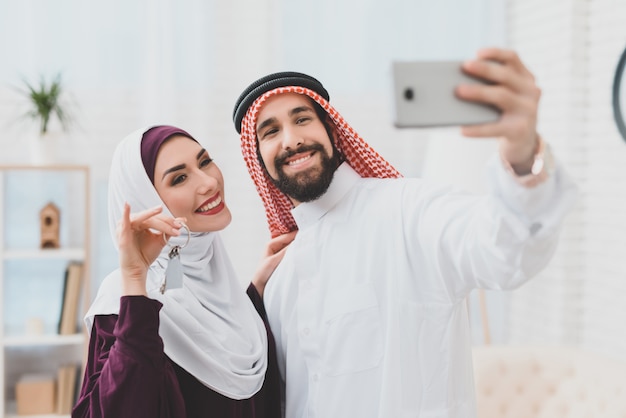 Muslimisches Paar Traumhaus Selfie mit Hausschlüsseln.