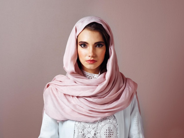 Muslimisches Porträt und Modell mit Frau im Studio für islamischen Stil arabische Kultur und bescheidene Kleidung Raya eid Mubarak Feier und Mode Hijab mit Person auf dem Hintergrund für orientalisches Design