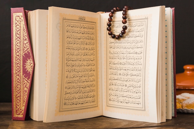 Foto muslimisches religiöses buch mit perlen