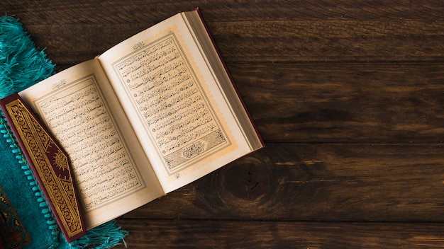 Muslimisches religiöses Buch nahe Lappen