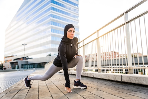 Muslimisches sportliches Mädchen mit fitem Körpertraining außerhalb