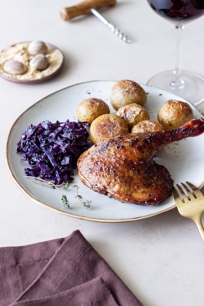 Muslo de pato al horno con patatas y col lombarda