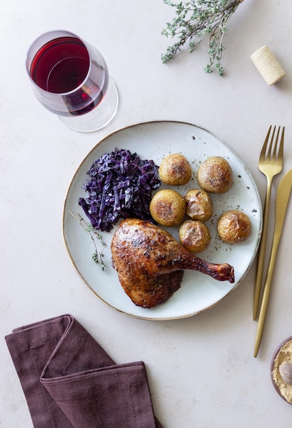 Muslo de pato al horno con patatas y col lombarda