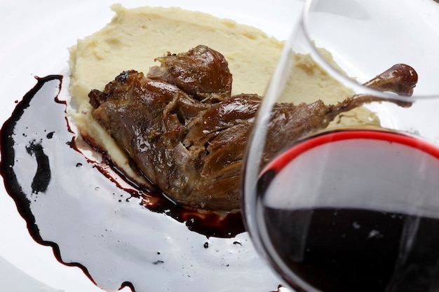 Foto muslo de pato asado con vino