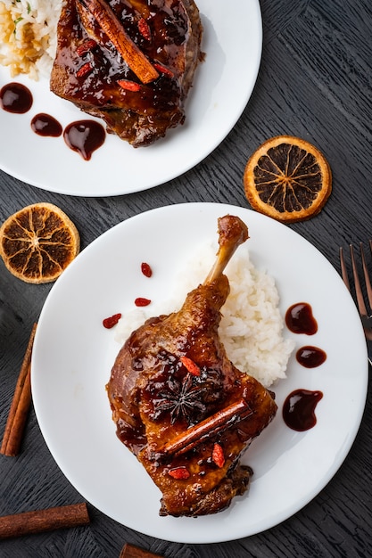 Muslo de pato confitado con arroz y bayas de goji. Cocina tradicional francesa. Vista desde arriba.