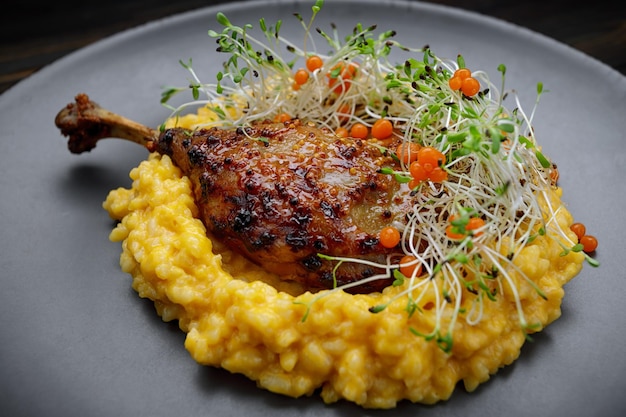 Muslo de pato con risotto de calabaza y hierbas