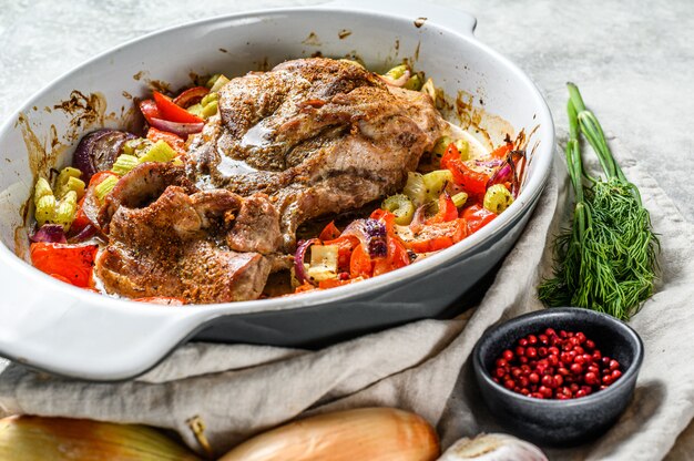 Muslo de pavo al horno con verduras en una fuente para horno. Vista superior