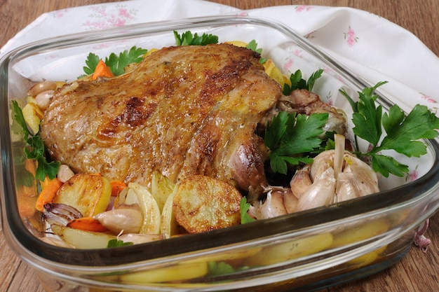 Muslo de pavo al horno con verduras en una sartén