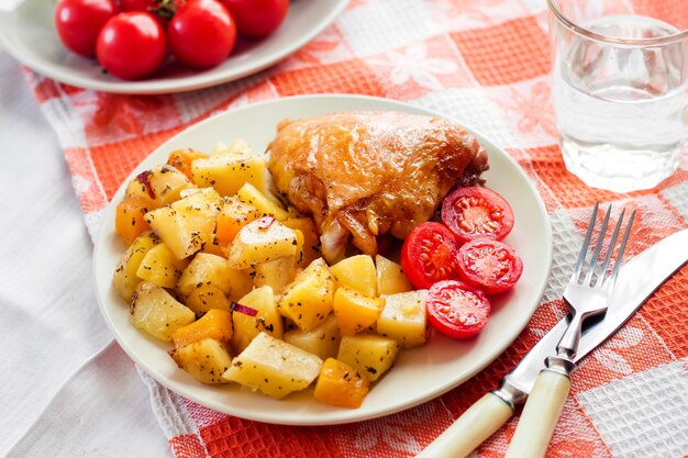 Muslo de pollo al horno con papas al horno y guarnición de calabaza