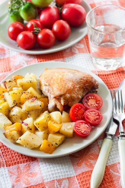 Muslo de pollo al horno con papas al horno y guarnición de calabaza