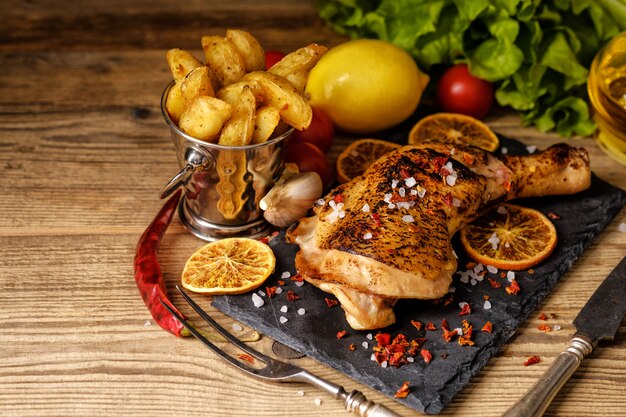 Muslo de pollo asado con naranjas