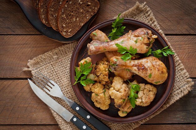 Muslo de pollo con coliflor al horno y perejil