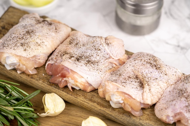 Muslo de pollo crudo sobre una mesa Pollo cocinando en una cocina Muslo de pollo crudo sobre fondo blanco