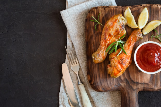 Muslo de pollo picante a la parrilla y salsa de tomate servida