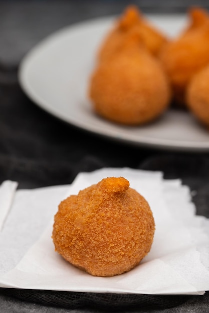 Muslos fritos brasileños tradicionales Coxinha de frango en plato