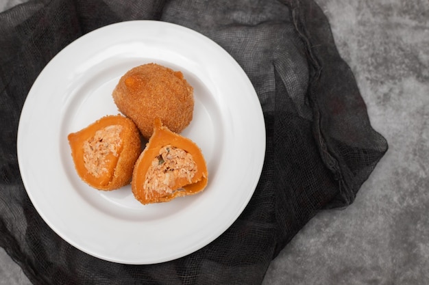 Muslos fritos brasileños tradicionales Coxinha de frango en plato