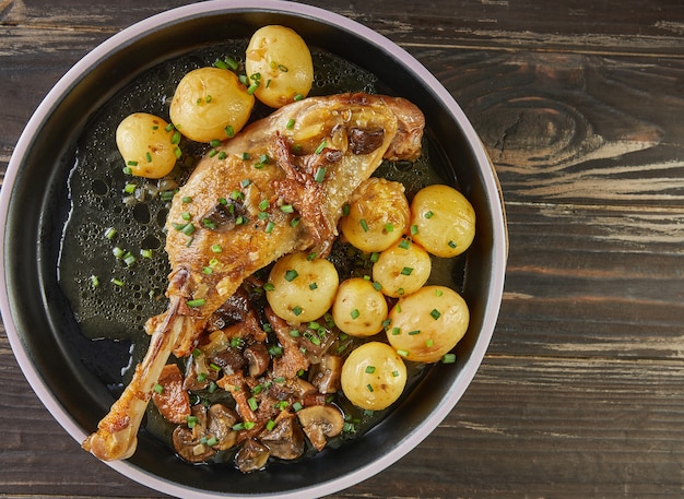 Muslos de ganso con portobello y setas del bosque al horno con patatas nuevas y armagnac. Cocina gourmet francesa