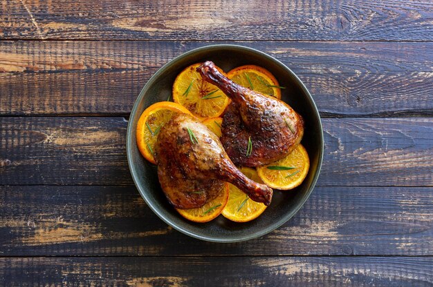 Muslos de pato al horno con naranjas y romero Estilo rústico