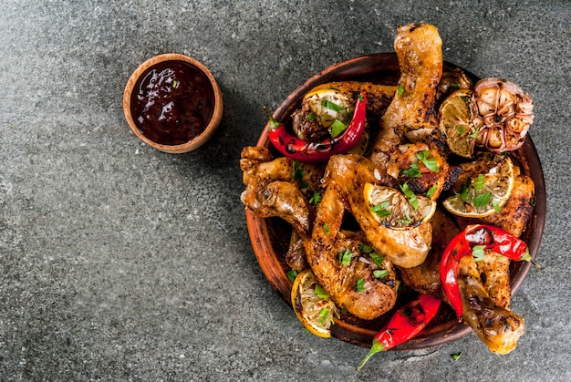 Muslos de pollo, alitas a la parrilla Con ají picante, limón y salsa barbacoa