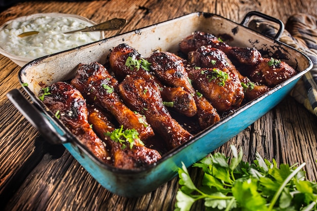 Muslos de pollo asado y asado a la plancha en sartén.