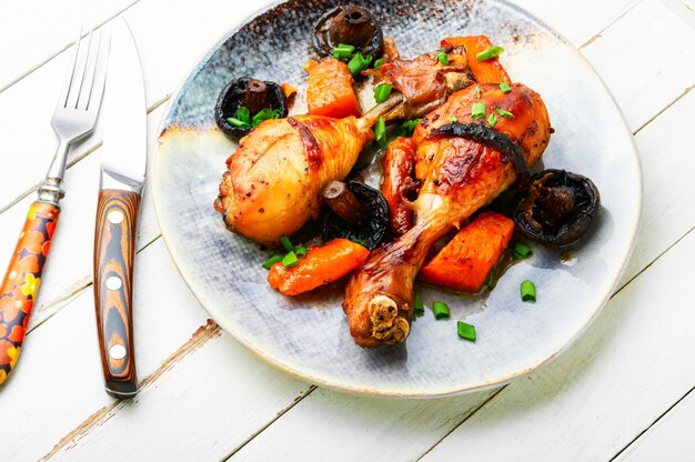 Muslos de pollo asado con calabaza y champiñones. Receta de carne de otoño