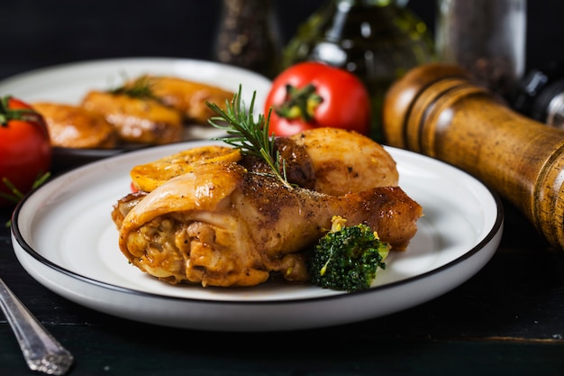 Muslos de pollo asados con verduras y hierbas.