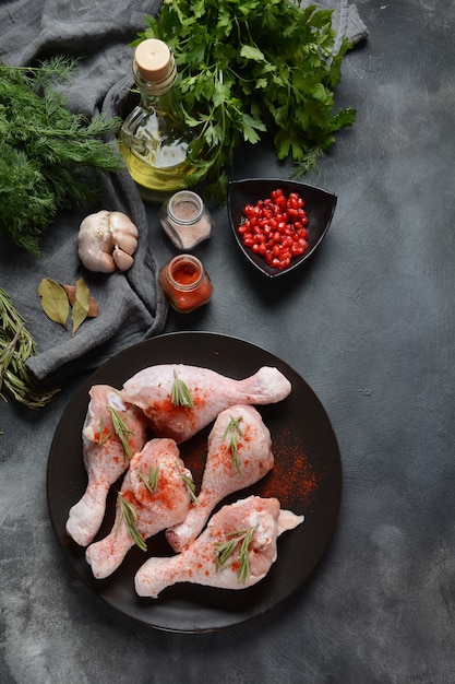 Muslos de pollo crudo crudo para parrilla de barbacoa