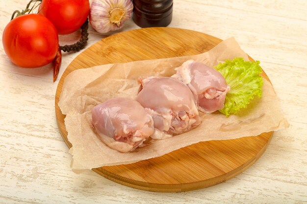 Muslos de pollo crudo deshuesados