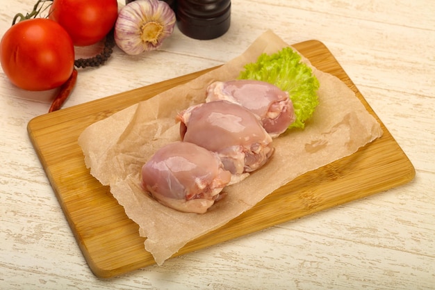 Muslos de pollo crudo deshuesados