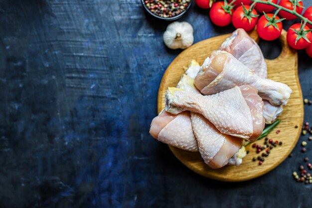 Muslos de pollo crudo fresco carne para cocinar en la mesa comida saludable