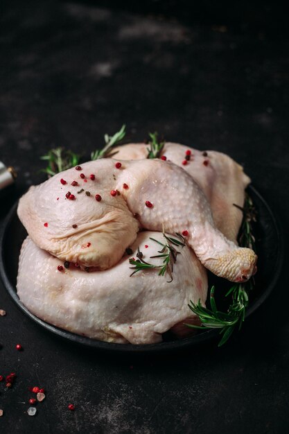 muslos de pollo crudo sobre un fondo oscuro