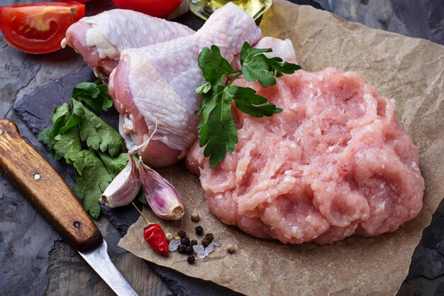 Muslos de pollo crudos y carne picada