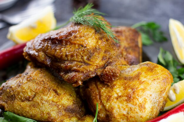 Muslos de pollo frito para la mesa navideña. Muslos de pollo cocidos para vacaciones de año nuevo, comida casera