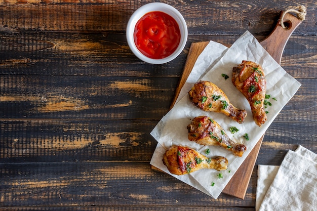 Muslos de pollo en una mesa de madera. Parilla. Parrilla. Cocina americana. Receta. Rústico.