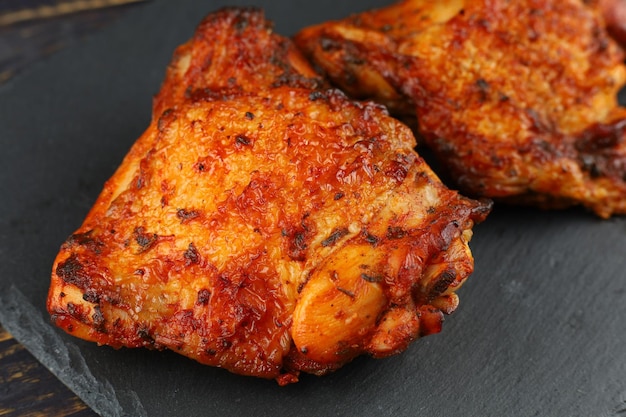 Muslos de pollo Muslos de pollo asados al horno Apetitoso pollo cocido