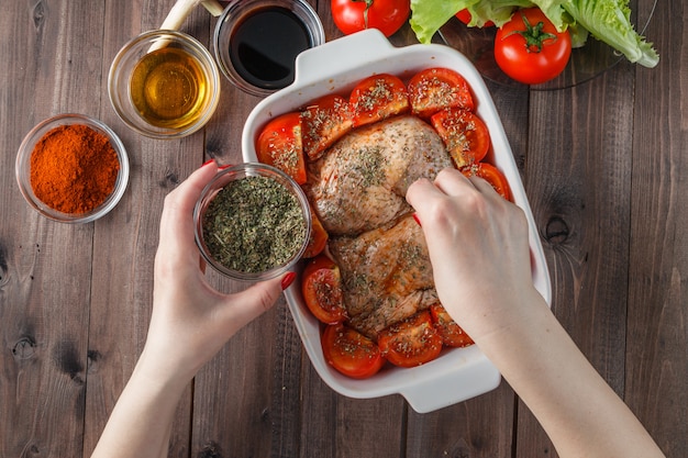 Muslos de pollo en pan de pita, listos para el horno