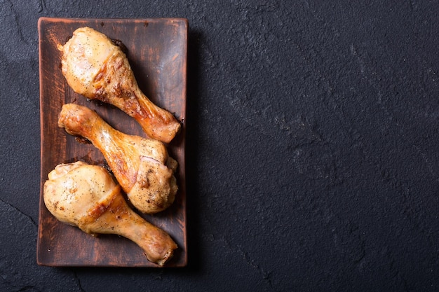 Muslos de pollo a la parrilla frescos calientes Fondo de comida