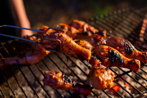 muslos de pollo a la parrilla en una parrilla de barbacoa por la noche