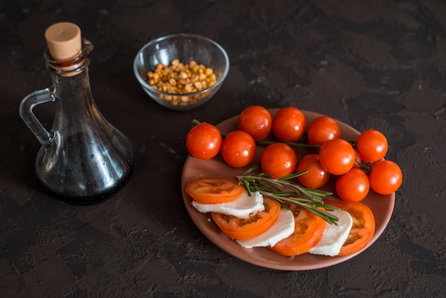 Mussarela, tomate cereja e manjericão. Salada Caprese