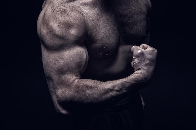 Mussul hombre guapo culturista o chico musculoso sexy con torso de atleta y deporte de entrenamiento de pecho y posando en el gimnasio sobre fondo negro deporte y poder